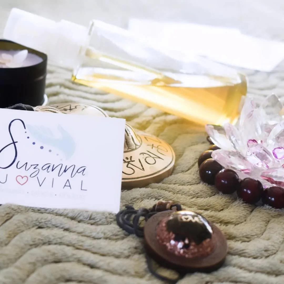 Cocon de soin Suzanna Jovial : huile de massage, cristaux et carte, sur une matière douce
